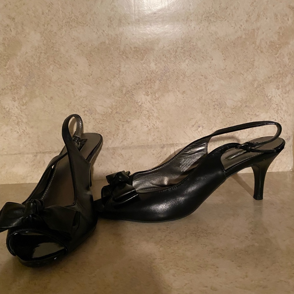 Bandolino like new black heels with bow sz 10